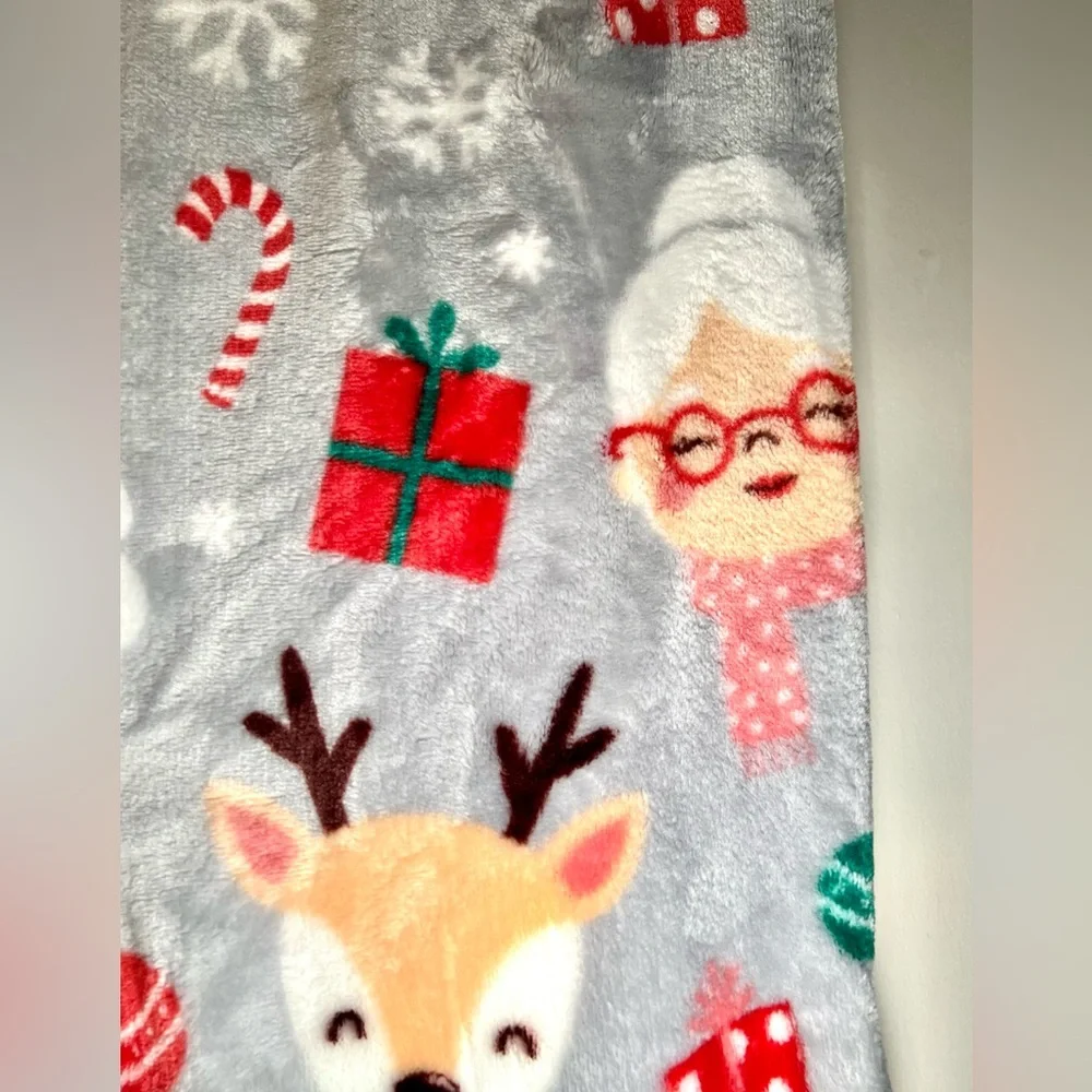 Mrs. Claus Santa & Reindeer Decorative Christmas Throw Blanket Gifts Smowflakes